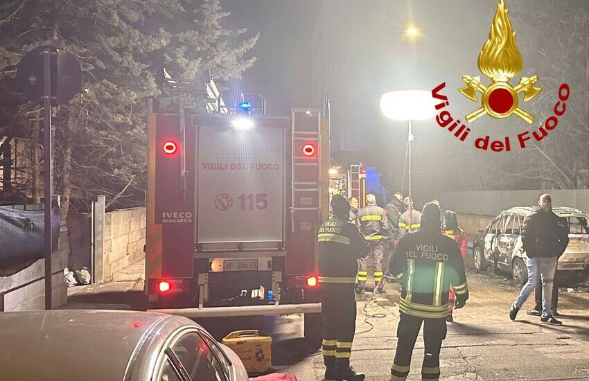 Macabra scoperta in città, cadavere carbonizzato ritrovato nell’auto in fiamme