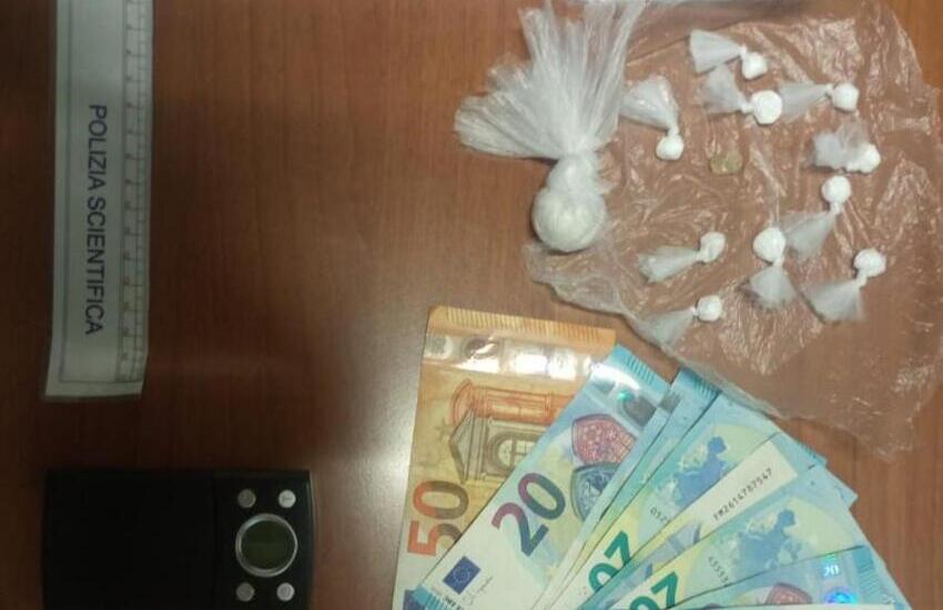 Spaccio nel Salento. Cocaina e soldi negli slip, anfetamina e MDMA in casa: arrestato 35enne