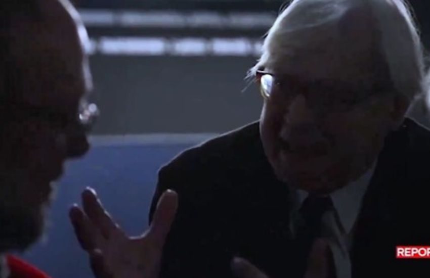 Vittorio Sgarbi dà di matto col giornalista di Report: “Faccia di m***a, ora lo tiro fuori e lo mandate in onda” [VIDEO]