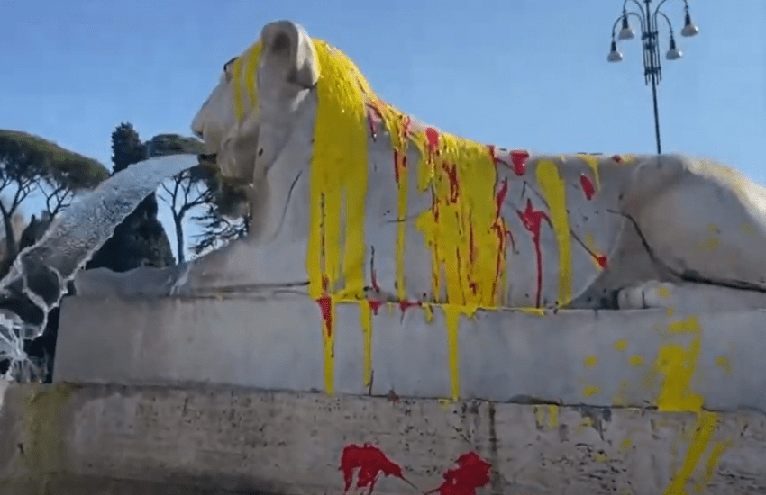 Roma: eco vandali imbrattano la Fontana dei Leoni (VIDEO)