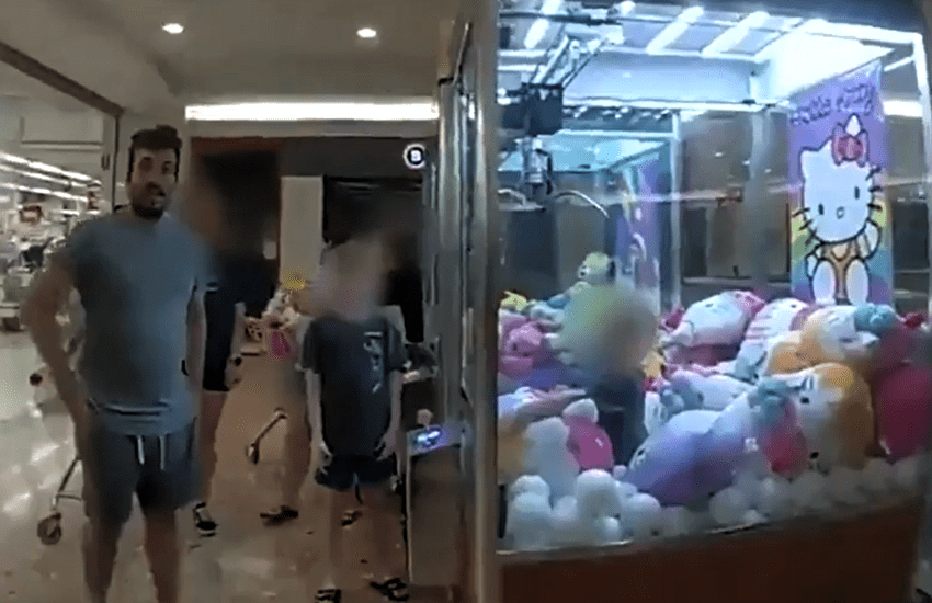 Bambino di 3 anni cade nella macchina per pescare i peluche: i poliziotti lo tirano fuori (VIDEO)