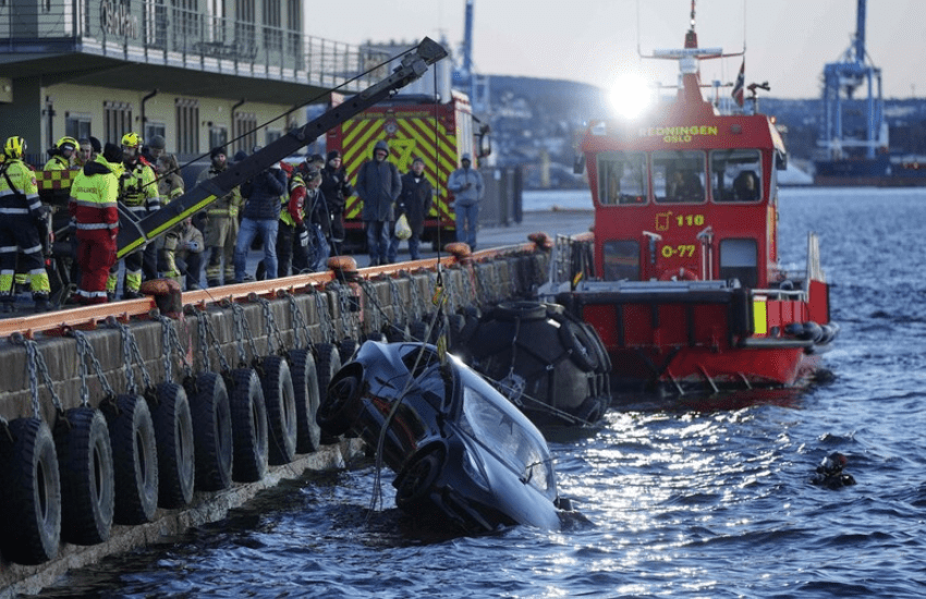 Tesla finisce in mare: automobilisti salvati da una sauna galleggiante (VIDEO)
