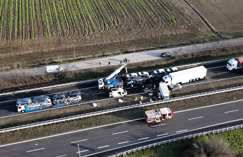 Minivan con operai invade corsia e causa maxi tamponamento con un tir sulla A12: il tragico bilancio