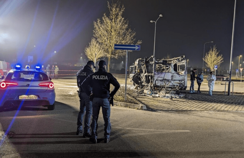 Ferrara, camper a fuoco nel parcheggio di Decathlon: la macabra scoperta all’interno (VIDEO)