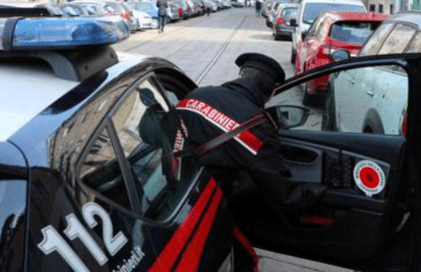 Scappa all’alt dei carabinieri che lo raggiungono, ed allora si autoflagella con un martello