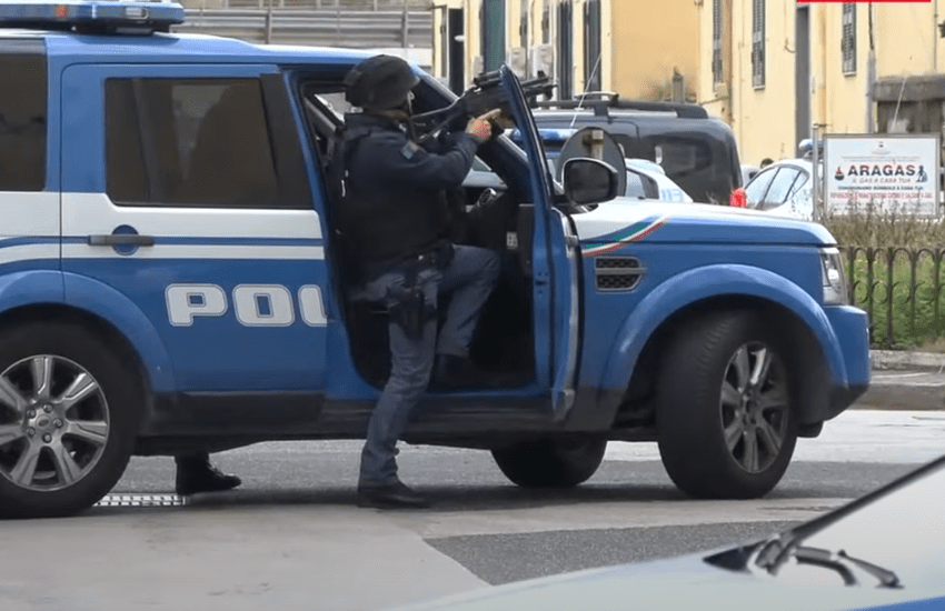 San Giovanni a Teduccio, uccide la moglie e si barrica in casa: spari contro passanti e polizia (la diretta VIDEO)