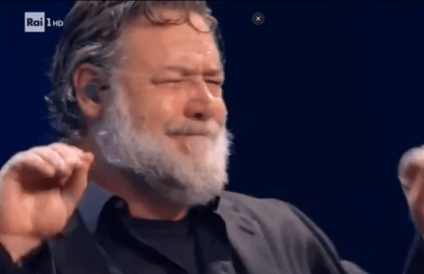 Sanremo: Russell Crowe prende in giro John Travolta (VIDEO)