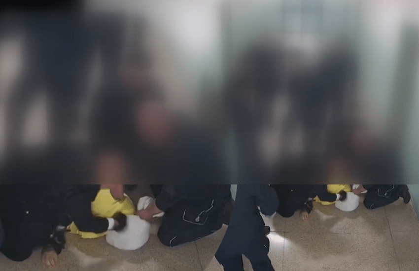 Reggio Emilia, detenuto seviziato dagli agenti penitenziari: “Ho avuto paura di morire” (IL VIDEO CHOC)