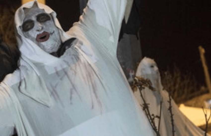 Travestito da fantasma, perseguitava la ex. A processo