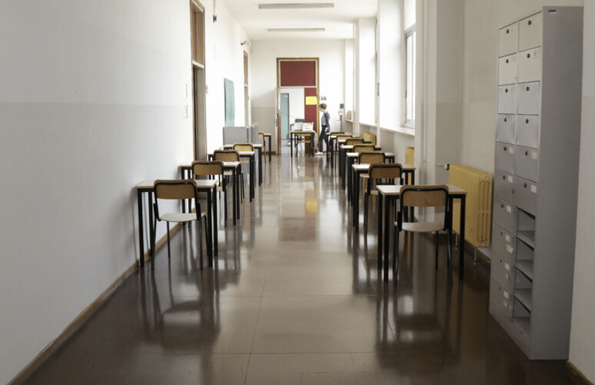 Parma: professoressa inseguita, derisa e presa a sassate dagli studenti