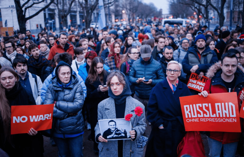 Navalny: 100 russi arrestati per i raduni in memoria dell’oppositore di Putin (VIDEO)