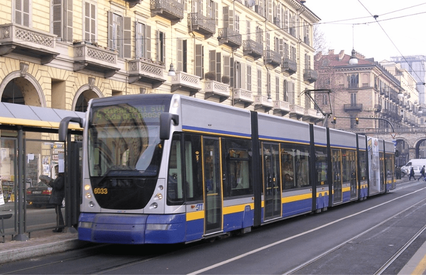 Torino: sale sul tram senza biglietto e viene identificato. Era un latitante