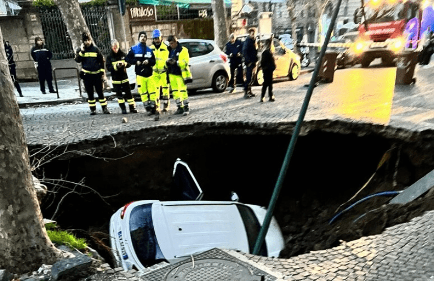 Napoli, tragedia sfiorata: auto in transito inghiottita da una voragine (VIDEO)