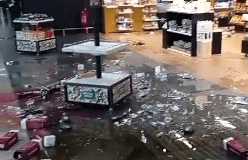 Roma, follia nell’aeroporto di Fiumicino: hostess distrugge duty free (VIDEO)