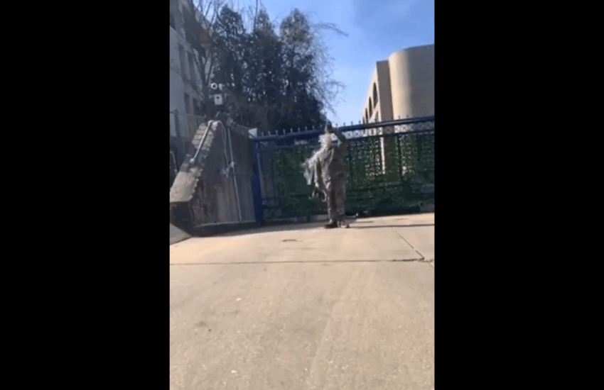 Soldato americano si dà fuoco davanti all’ambasciata israeliana: il video choc