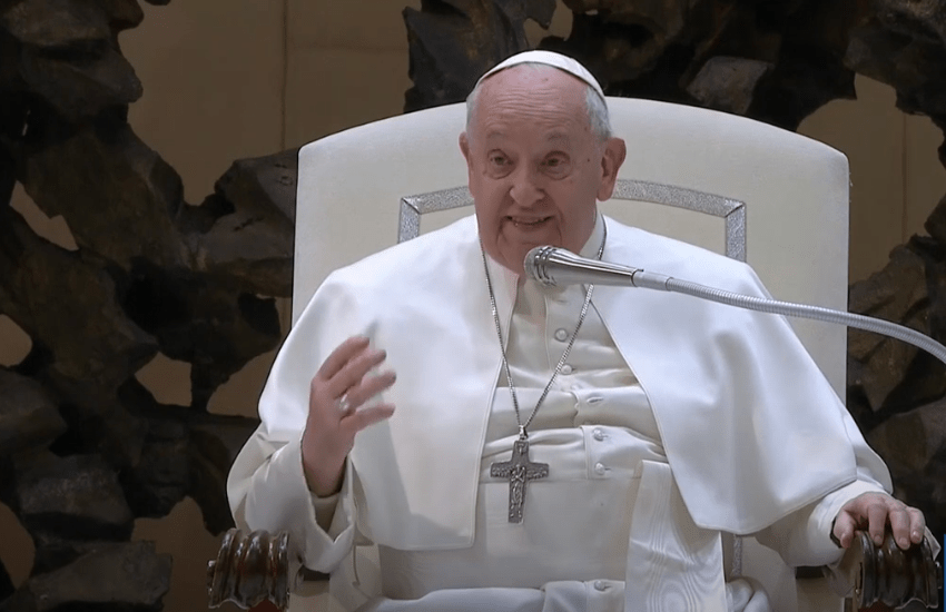 Papa Francesco riappare in pubblico: “Sono ancora un po’ raffreddato” (VIDEO)