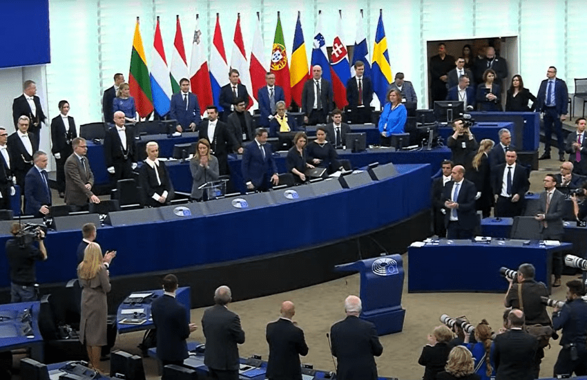 Navalny, venerdì i funerali: standing ovation per la moglie nell’Aula del Parlamento europeo (VIDEO)