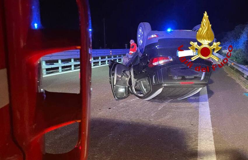 Incidente nel Salento. Auto si ribalta sulla statale, in due trasportati in Ospedale