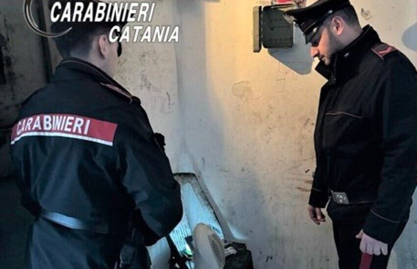 Librino, ‘pusher’ e ‘vedetta’ arrestati mentre spacciavano nell’atrio di condominio