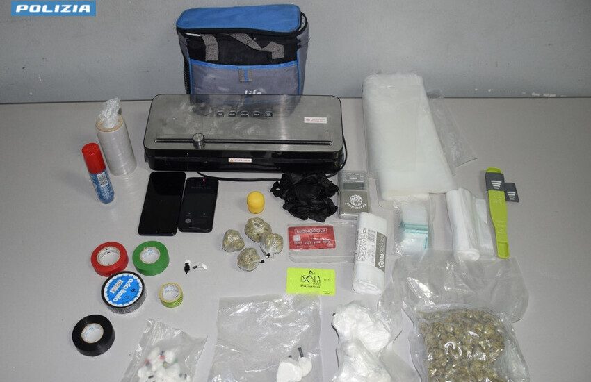 Spaccio nel Salento. In casa oltre 600 grammi di droga, rifiuta i controlli e ferisce poliziotto: arrestato 23enne