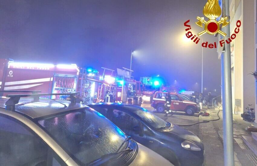 Paura nel Salento. Scoppia l’incendio in una palazzina, residenti si riparano sui balconi per salvarsi la vita