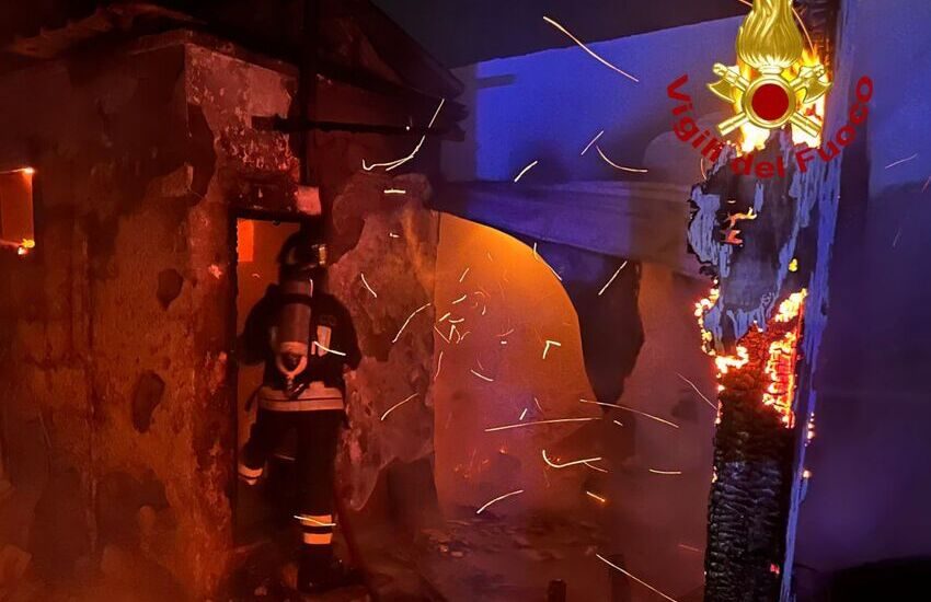 Paura nel Salento. Fiamme in un bar vicino la spiaggia, indagini in corso