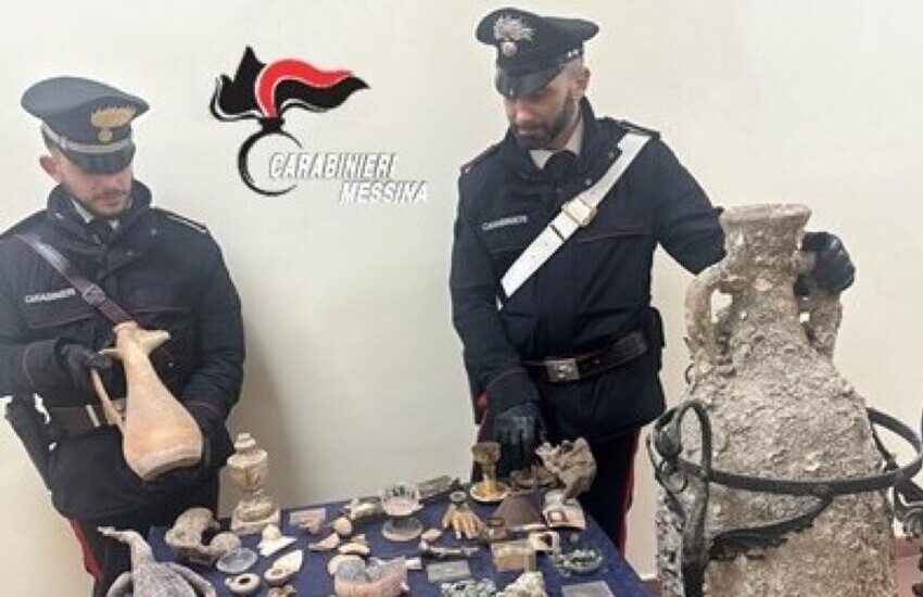 Messina, ha in casa reperti archeologici del 400 A.C. e un alligatore mummificato: denunciato