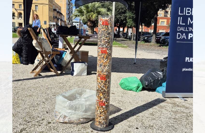 Gli scout ripuliscono piazza della Libertà, a Latina, dalle cicche di sigaretta