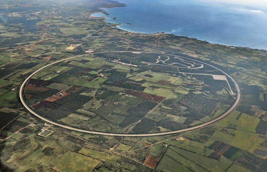 Scontro tra auto e moto sulla pista Porsche di Nardò, muore collaudatore 35enne