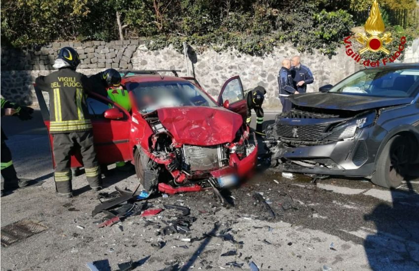 Aci Catena, i Vigili del Fuoco intervengono per un incidente stradale in Via Nizzeti