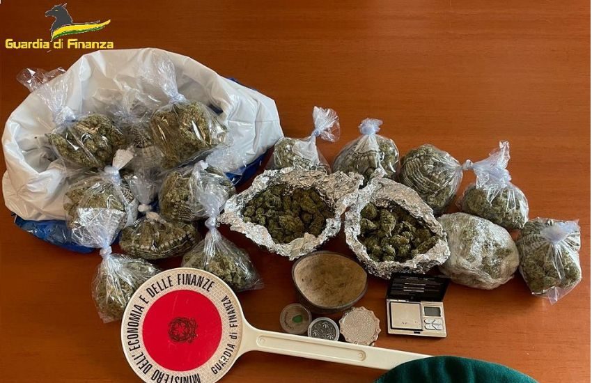 Siracusa, sequestrati 1 kg di droga e 2.600 euro in contanti, arrestati due giovani