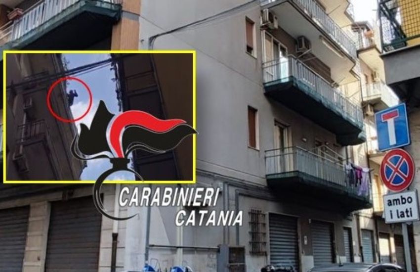 Catania, minaccia di buttarsi dal balcone di casa, salvato dai carabinieri