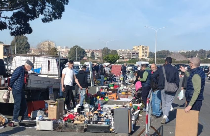 Sgomberato dalla polizia il mercatino abusivo di San Giuseppe La Rena