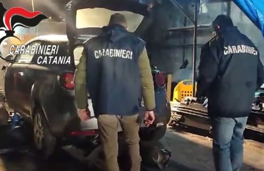 Catania, scoperta dai Carabinieri una vera e propria officina per il riciclaggio di autovetture rubate
