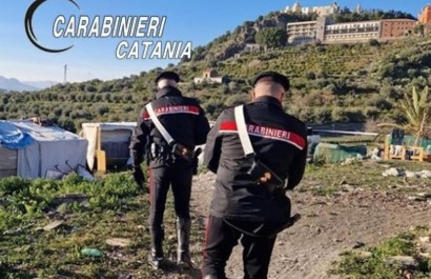 Paternò, controlli sullo sfruttamento del lavoro: Il “caporale” ospita cinque tunisini irregolari e ruba l’energia elettrica, denunciato