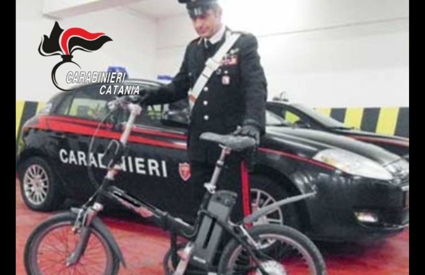 Catania, i carabinieri ritrovano e restituiscono al proprietario la bici elettrica rubatagli una settimana prima