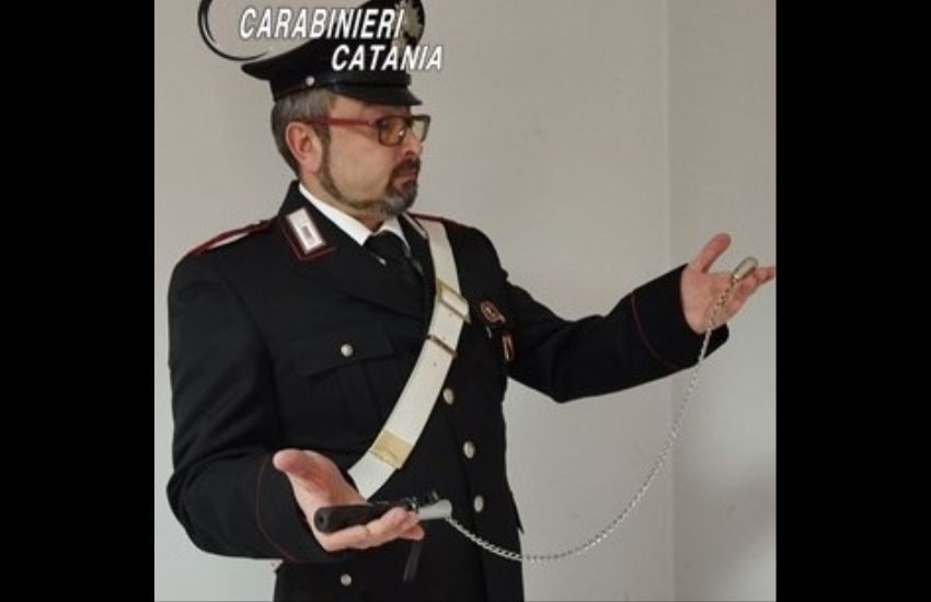 Misterbianco, arrestato marito violento: per picchiare la compagna usava anche un bastone da Karate
