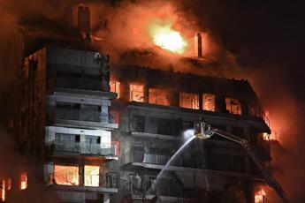 Valencia, violento incendio in edificio di 14 piani: almeno 7 feriti, tra cui un bambino