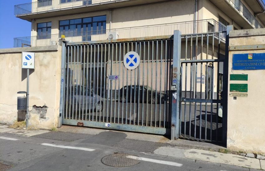 Catania, aggredito funzionario della Motorizzazione Civile: la denuncia dell’UGL