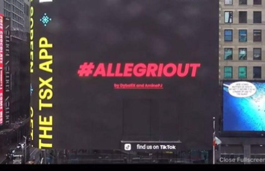 L’hashtag #Allegriout compare sugli schermi di Times Squadre: ecco quanto hanno pagato i tifosi juventini [VIDEO]
