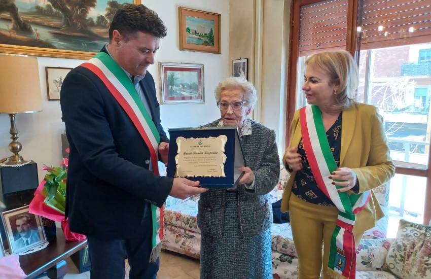 Festa per i 100 anni della signora Anita; la visita dei sindaci di Lenola e Latina