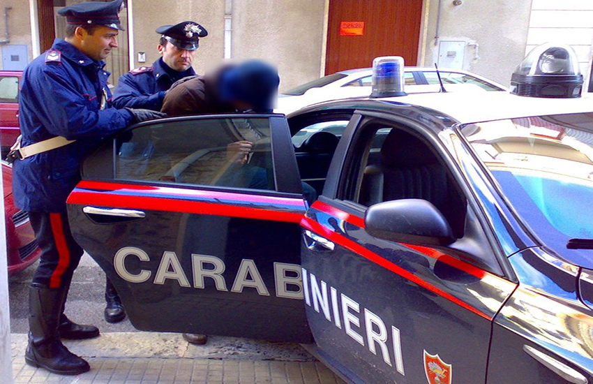 Sardegna: minaccia il padre con un coltello alla gola e gli spacca una sedia in testa