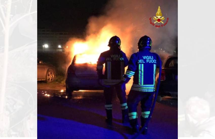 Caltanissetta, tentano furto d’auto e provocano un incendio nel parcheggio dell’ospedale