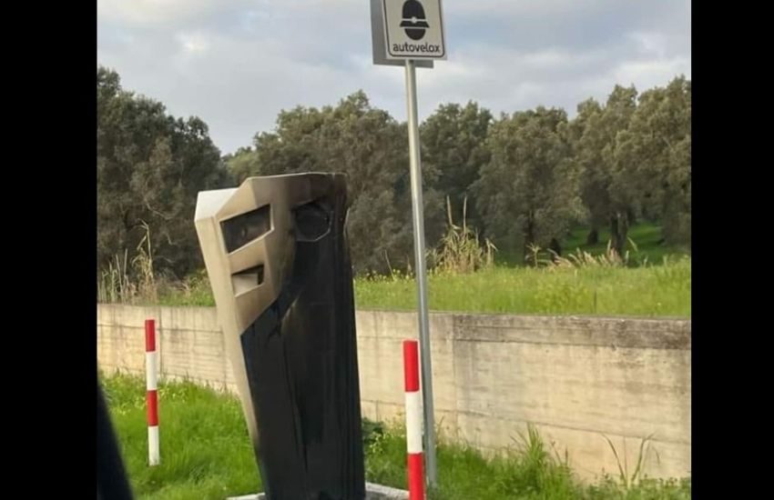 Fleximan fa ancora proseliti: abbattuto un autovelox a Spoleto, un altro incendiato nel reggino