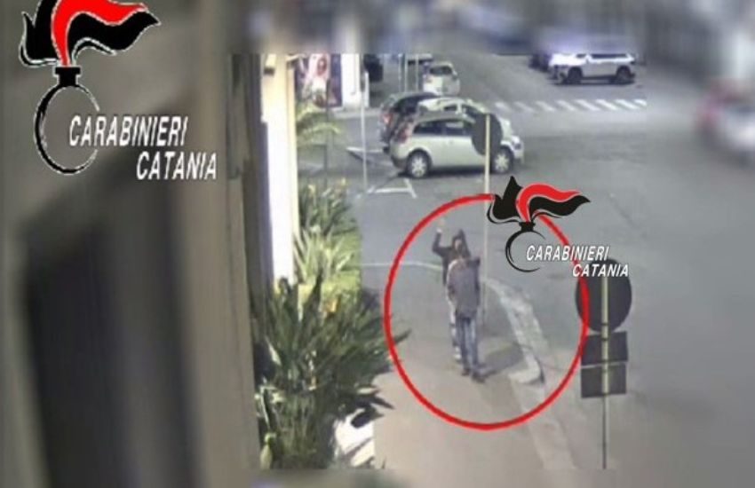 Catania, incredibile aggressione in centro: ultraottantenne colpito alle spalle e rapinato – VIDEO