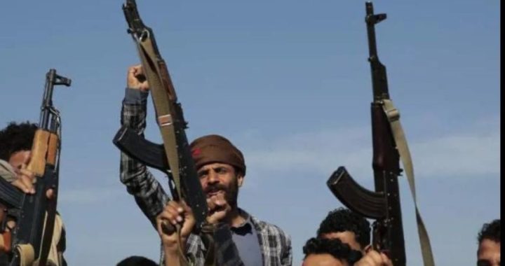 Gli Houthi “chiudono” il Mar Rosso alle navi israeliane: “Stop anche a imbarcazioni statunitensi e britanniche”