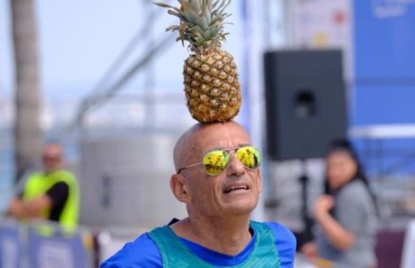 Corre l’intera maratona con l’ananas in testa: “Ecco perché l’ho fatto”