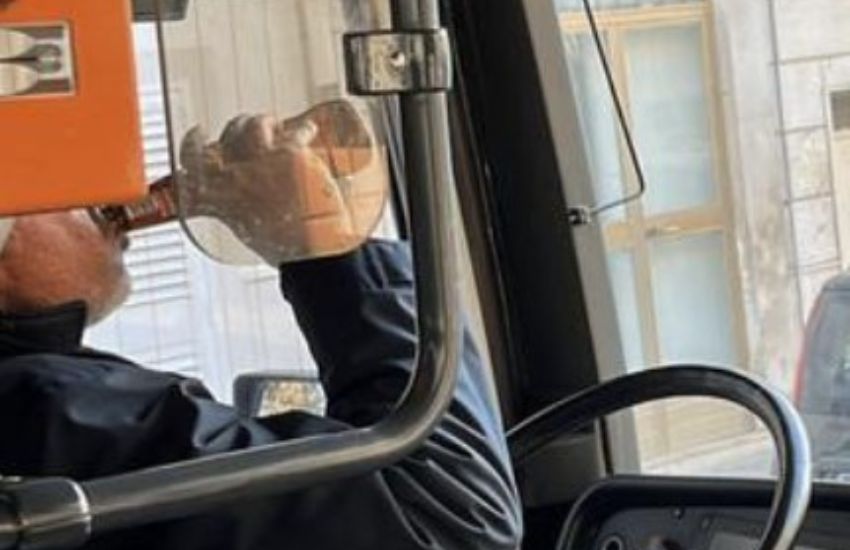 Foggia: si scola una Peroni mentre guida l’autobus, autista multato dalla stradale