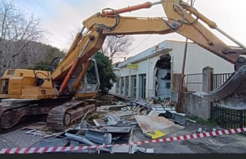 Foggia: assaltano ufficio postale con escavatore e bloccano la strada con una catena. Furto record