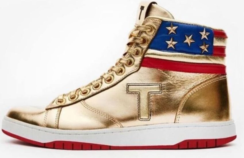 Le sneakers dorate di Donald Trump vanno a ruba. Il prezzo per acquistarle? Indecente